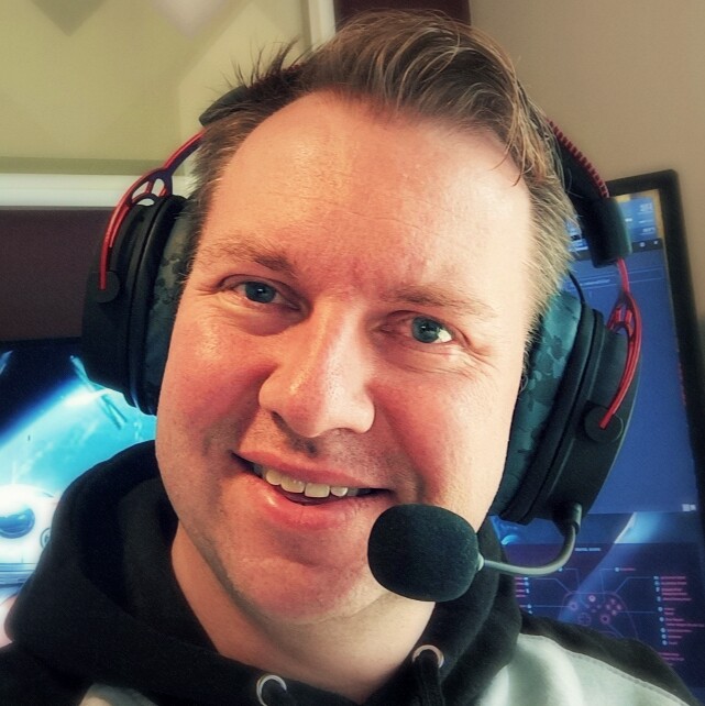 Gaute with HyperX Cloud Alpha on his head.